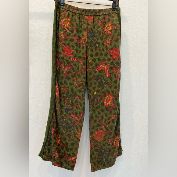 🌺🦜🦚Anthropologie Women’s green floral cropped wide leg pants size S - Picture 2 of 6